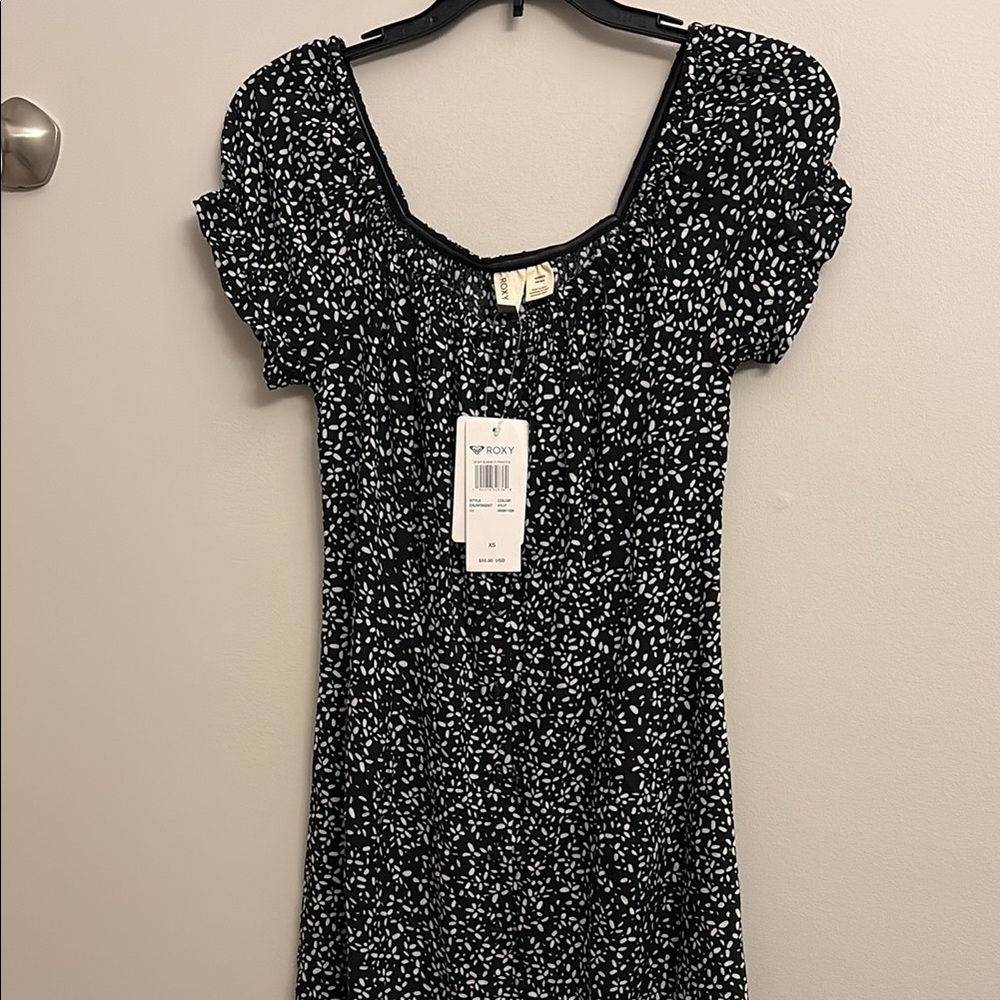 NWT Roxy Black and White Smocked Puff Sleeve Dress